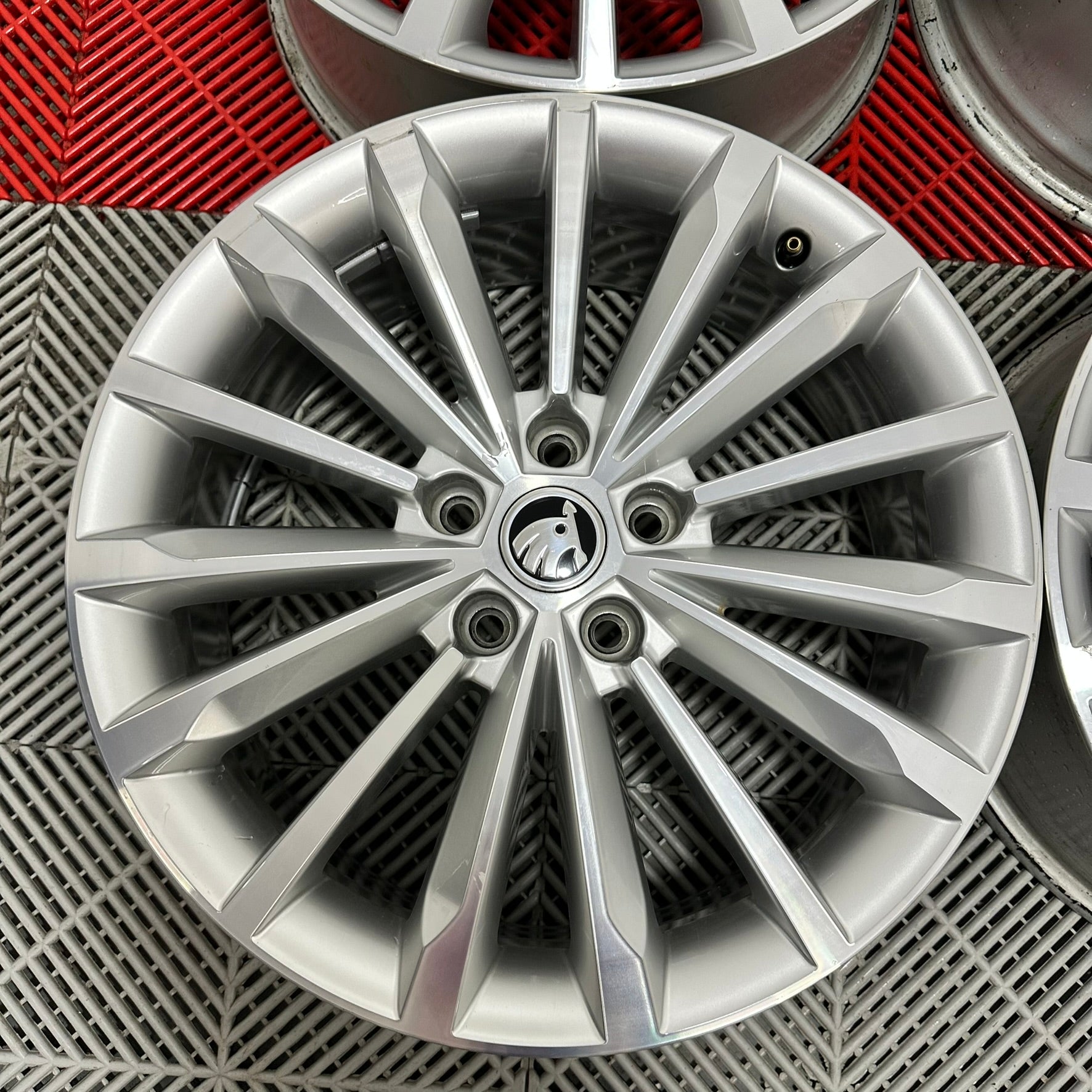 Jante Skoda Kodiaq R18 "Trinity"