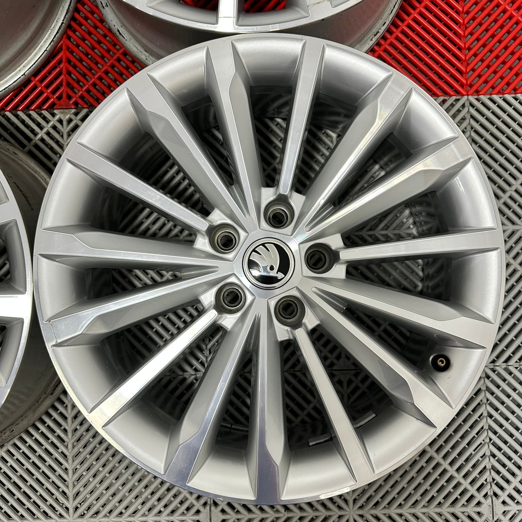 Jante Skoda Kodiaq R18 "Trinity"